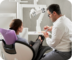 dentista explicando a paciente